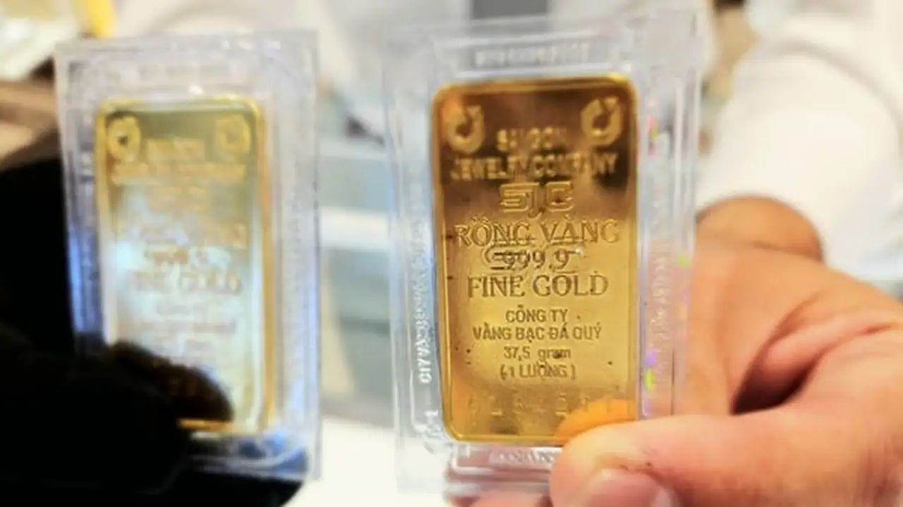 تراجع أسعار الذهب والفضة تزامناً مع قفزة حادة في تكلفة النفط الخام